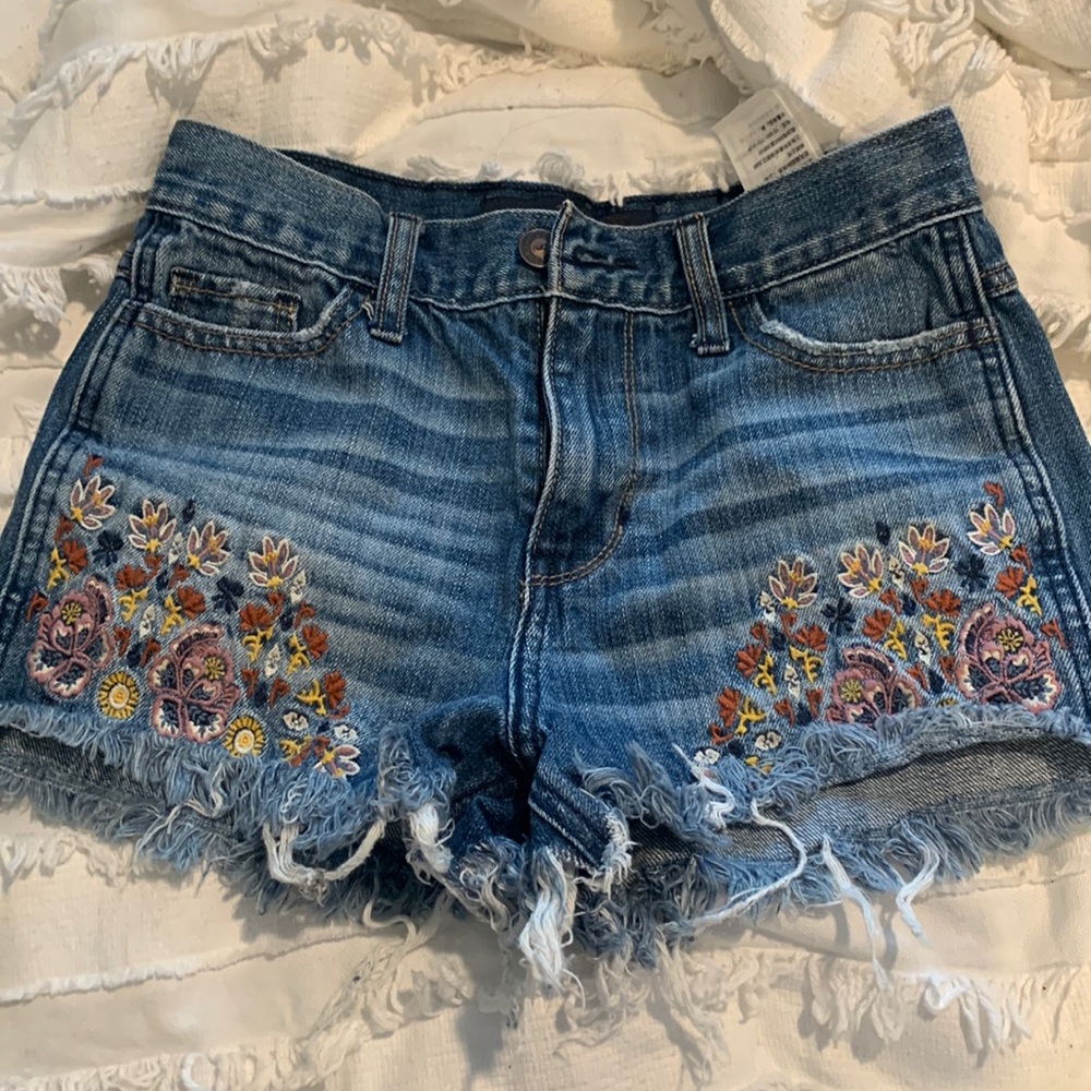 Hollister embroidered floral high rise shorts
